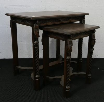 deux tables en bois posées sur un sol recouvert de moquette noire