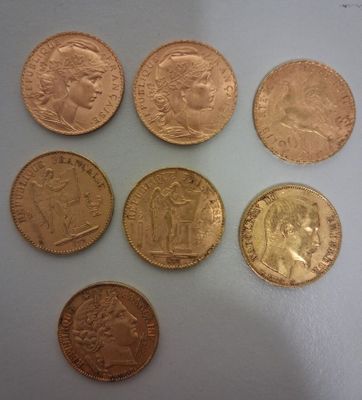 six types de pièces différents sont présentés sur une surface blanche