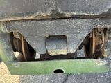 un gros plan sur l'arrière d'une voiture avec un pneu crevé