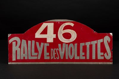 un panneau rouge sur lequel est inscrit « Rallye des Vollettes »