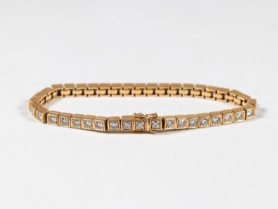 un bracelet en or serti de diamants sur fond blanc