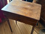 une personne debout à côté d'une table sur laquelle se trouve un couteau