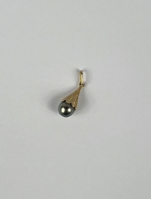 une image représentant un pendentif en or orné d'une perle noire, sur un fond blanc