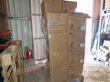 des cartons empilés les uns sur les autres dans un garage