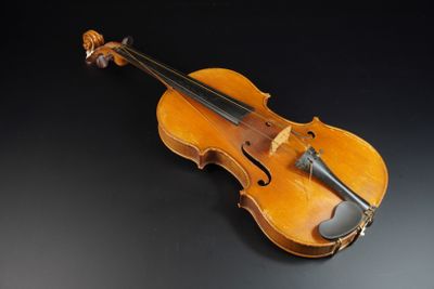 un vieux violon posé sur une surface noire