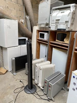 a lot of appliances and appliances that are in a room
