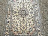 un tapis oriental posé à même le sol