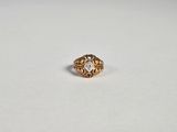gros plan d'une bague en or sur une surface blanche