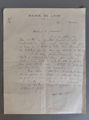un gros plan d'un morceau de papier sur lequel on a écrit