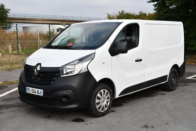 une camionnette blanche garée dans un parking