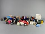 beaucoup de parfums différents sur la table