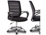 deux chaises de bureau noires avec accoudoirs et roulettes sur fond blanc