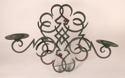 une image représentant un bougeoir avec deux bougies sur fond blanc