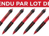 un groupe de quatre stylos posés les uns à côté des autres sur un fond blanc
