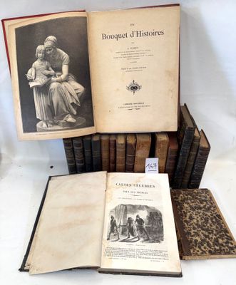 plusieurs vieux livres sont empilés sur une table