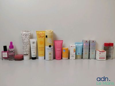 de nombreux types de produits de soins de la peau alignés sur une table