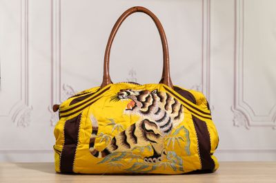 un gros plan d'un sac à main orné d'un tigre