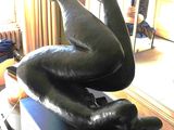 une statue représentant une personne allongée sur une caisse dans un salon