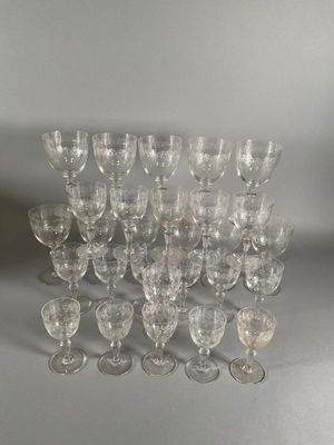 un grand nombre de verres à vin vides posés sur une table