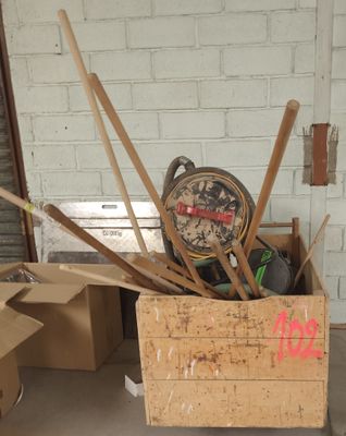 une boîte remplie de battes de baseball, avec une horloge à l'intérieur