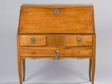 un petit bureau en bois muni de deux tiroirs et d'un tiroir situé en dessous