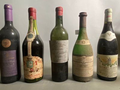 plusieurs bouteilles de vin sont alignées sur une table