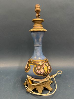 Lampe à pétrole en porcelaine émaillée fond bleu et bronze