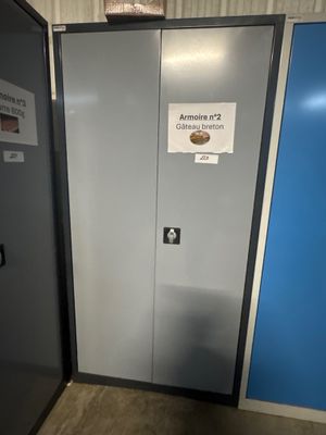 une affiche sur la porte de toilettes publiques
