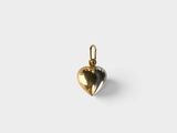 un pendentif en forme de cœur doré sur fond blanc