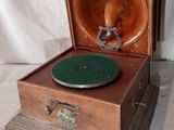 une boîte en bois contenant un tourne-disque