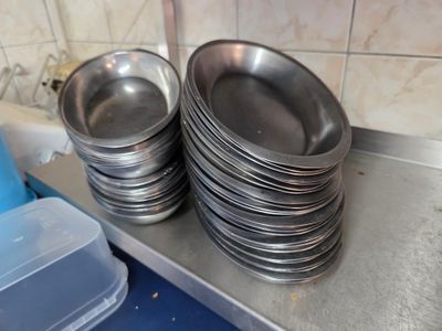 beaucoup d'assiettes en argent sur le plan de travail de la cuisine