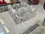 une table en verre sur laquelle se trouve un vase
