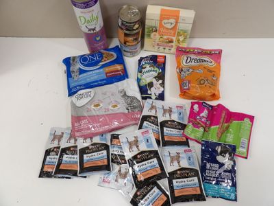 beaucoup de croquettes et de friandises pour chiens sur le plan de travail