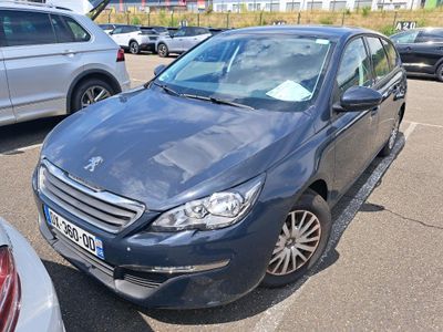 une voiture bleue garée dans un parking