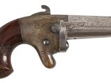un vieux fusil avec une poignée en bois sur fond blanc