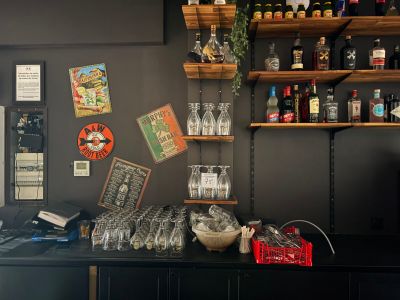 un bar sur lequel sont posées de nombreuses bouteilles et verres