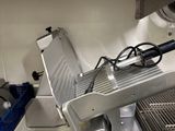 une machine posée sur le comptoir d'une cuisine