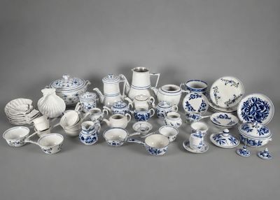 un assortiment d'assiettes, de tasses et de soucoupes en porcelaine bleue et blanche