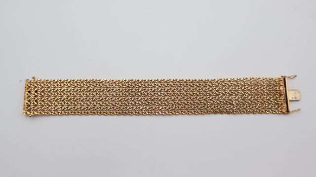 Bracelet manchette en or jaune 18 carats 750 millièmes. En règle....