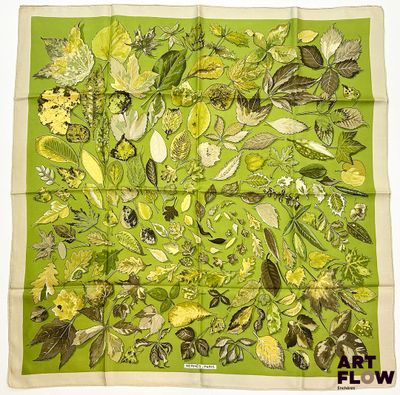 un gros plan sur un foulard à motifs floraux verts et jaunes