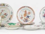 de nombreuses assiettes ornées de motifs variés sur un fond blanc
