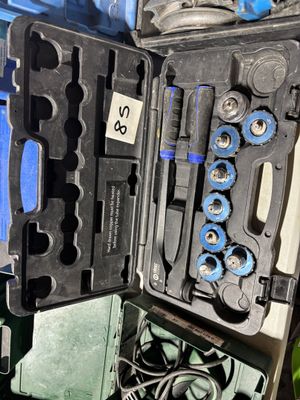 de nombreux outils rangés dans une mallette posée sur une table