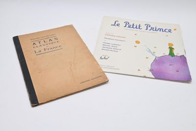 deux livres posés sur une table l'un à côté de l'autre sur une surface blanche
