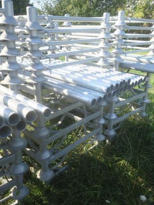 un banc fait de tuyaux, posé dans l'herbe