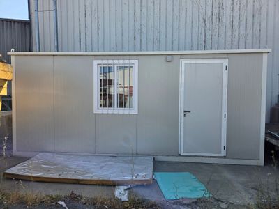 une photo d'un petit bâtiment avec un matelas posé à même le sol