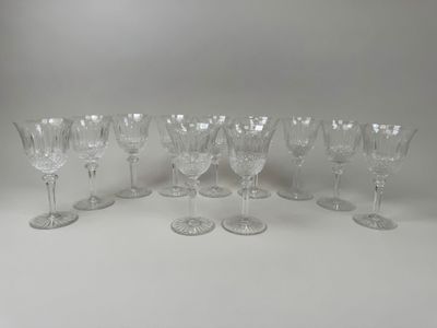 six verres à vin sont alignés sur une surface blanche