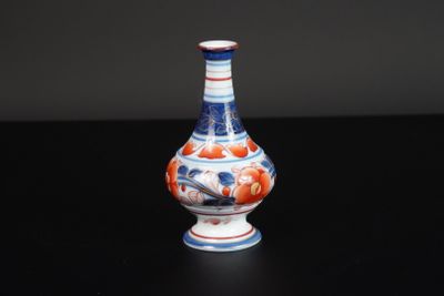 un vase bleu et blanc posé sur une table noire
