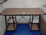 un petit bureau dans un coin d'une petite pièce