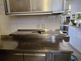 un grand plan de travail en acier inoxydable dans une cuisine professionnelle