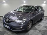une voiture grise est garée sur le sol à carreaux d'un garage